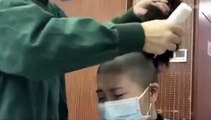 Espectaculares imágenes de enfermeros chinos rapándose el pelo