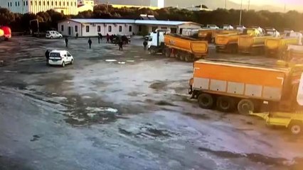 Tartıştığı iş arkadaşlarının üzerine kamyon süren sürücü gözaltına alındı