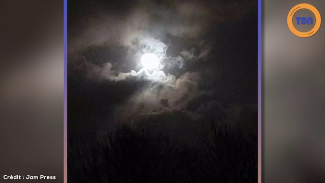 Elle regarde le ciel et voit un oeil en train de cligner, elle court vite prendre une photo…