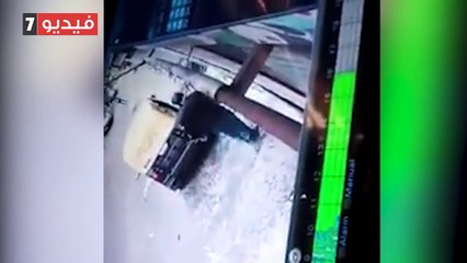 شاهد بلطجية يعتدون على شخص فى الإسكندرية بعد إلقائه من البلكونة