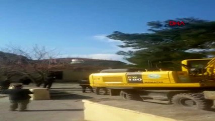 Manisa depremde hasar gören caminin minaresi yıkıldı