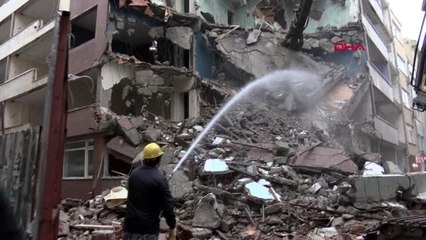 Bakırköy'de 52 yıllık riskli apartmanın yıkımına başlandı