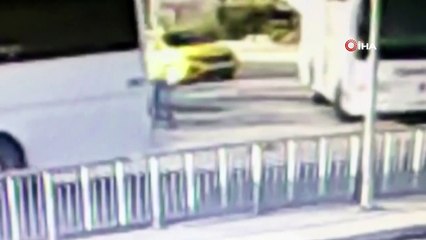 Yol verme kavgasında otobüsün altında kaldı... O anlar kamerada