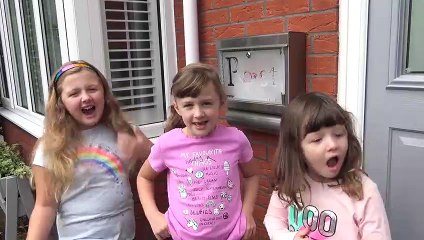 Sophia, Isabella e Alice Lendo Cartas