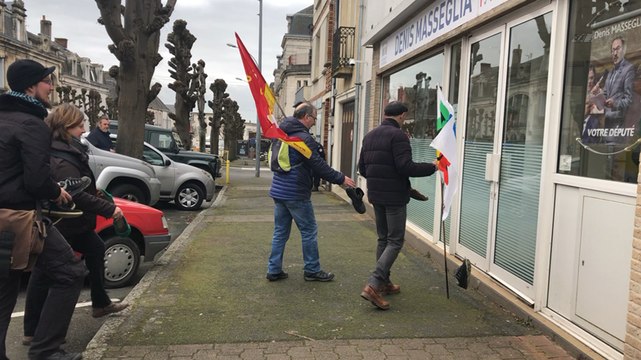 Des manifestants jettent des chaussures devant la permanence de Denis Masséglia