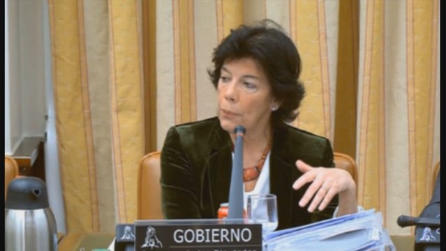 Celaá rebajará a 5 la nota para acceder a las becas universitarias