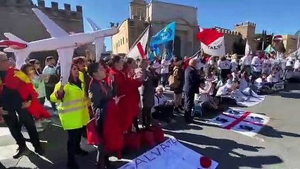 Eugenio Zoffili davanti al Ministero con i lavoratori di Airitaly (20.02.20)