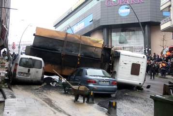 Gaziosmanpaşa'da devrilen İBB'nin asfalt kamyonu kaldırıldı