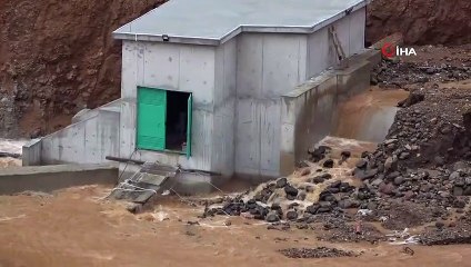 Uşak’ta baraj çatladı, 4 köyde okullar tatil edildi