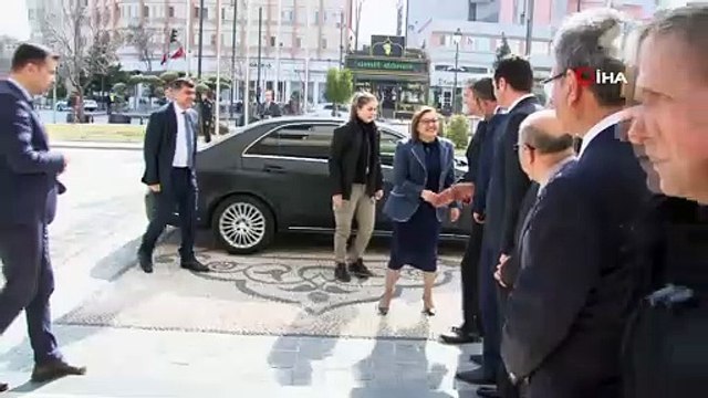 Bakan Albayrak, Fatma Şahin'i ziyaret etti