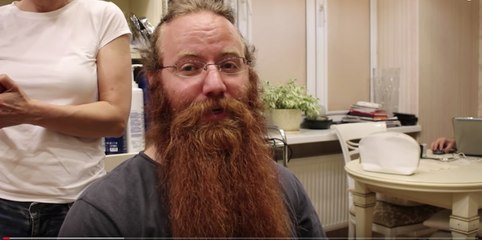 Cet homme se rase la barbe et le résultat est épatant