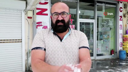 Dondurucu soğuk ve kara rağmen kısa kollu giyen adamı gören şaşırıyor