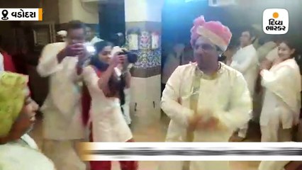 વડોદરા / બગલામુખી મંદિરના પાંખડી પ્રશાંત ઉપાધ્યાયનો મહિલાઓ અને પુરૂષો સાથે ગરબા રમતો વીડિયો વાયરલ