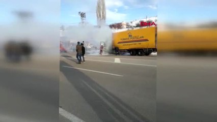 Malatya elazığ'daki depremzedelere gönderilen yardım yüklü tır, malatya'da yandı