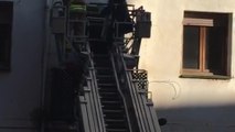 Los bomberos desalojan a los vecinos en una vivienda en Logroño
