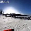 Cet animal dévale la piste de ski entre les skieurs !