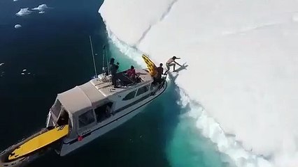 Il dévale la pente d'un Iceberg en luge