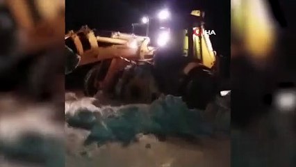 Traktörüyle karlı yolda mahsur kalan besici donmaktan kurtarıldı