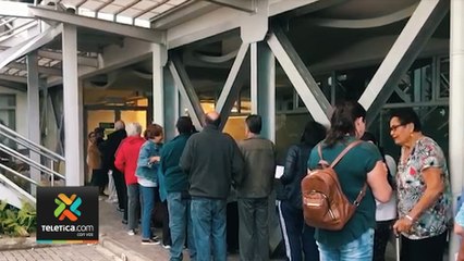 tn7-Adultos mayores se quejan porque en un laboratorio clínico de la Caja hacen fila de pie-200220