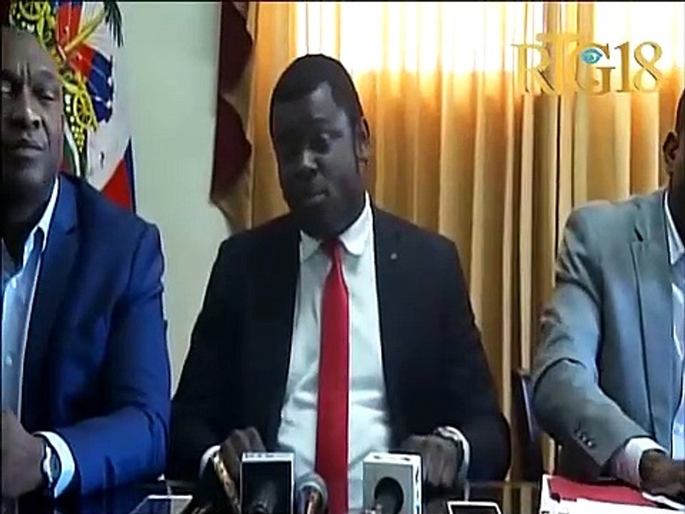 Ansyen senatè yo retounen nan palman yo rankontre laprès, jounen jedi 20 fevriye 2020 an.