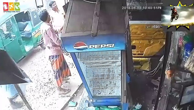 Live road Accidents CCTV Footage Accident unbelievable accident in the street.........//// OH MY GOD