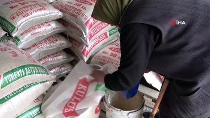 Evlerinin bahçesindeki tavuklarına torunları gibi bakıyorlar