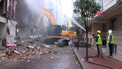 İstanbul-bahçelievler'de 3 ağır hasarlı bina daha yıkıldı