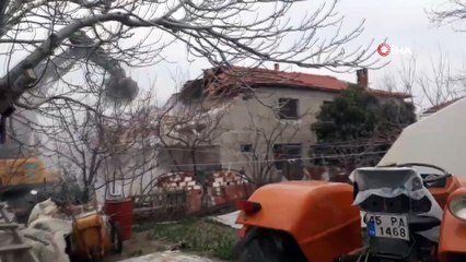 Manisa'da ağır hasarlı evlerin yıkımı devam ediyor