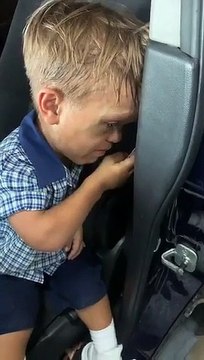 Harcelé à l'école, un enfant de 9 ans atteint de nanisme demande à sa mère un couteau pour se suicider dans une vidéo bouleversante