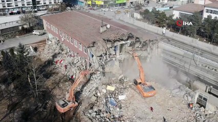 Elazığ’da depremde hasar gören 50 yıllık okullar yıkılıyor