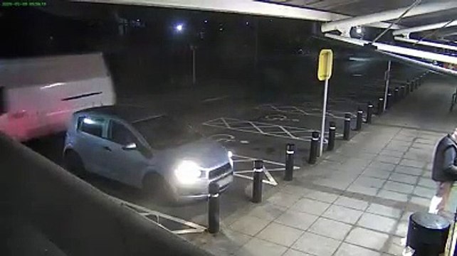 Un homme tentant de voler un vieil homme en train de retirer de l'argent