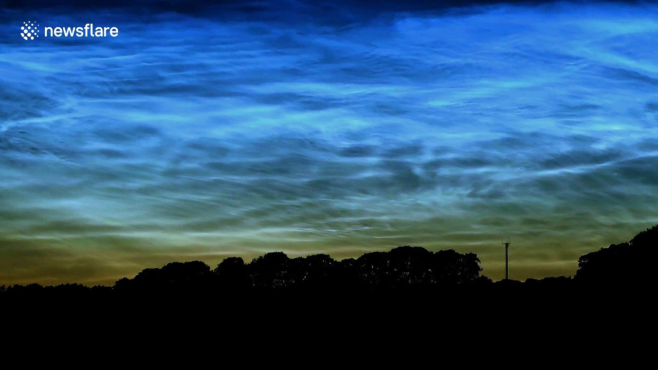 Rare cloud formation that looks like the Northern Lights is captured in stunning timelapse