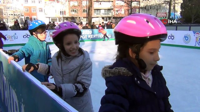 Çorlu Belediyesi buz pisti ilgi görüyor