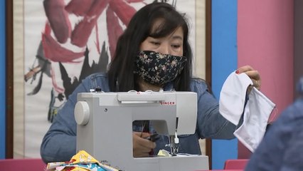 Télécharger la video: Hongkongers make reusable fabric masks as Covid-19 epidemic leads to shortages and sky-high prices