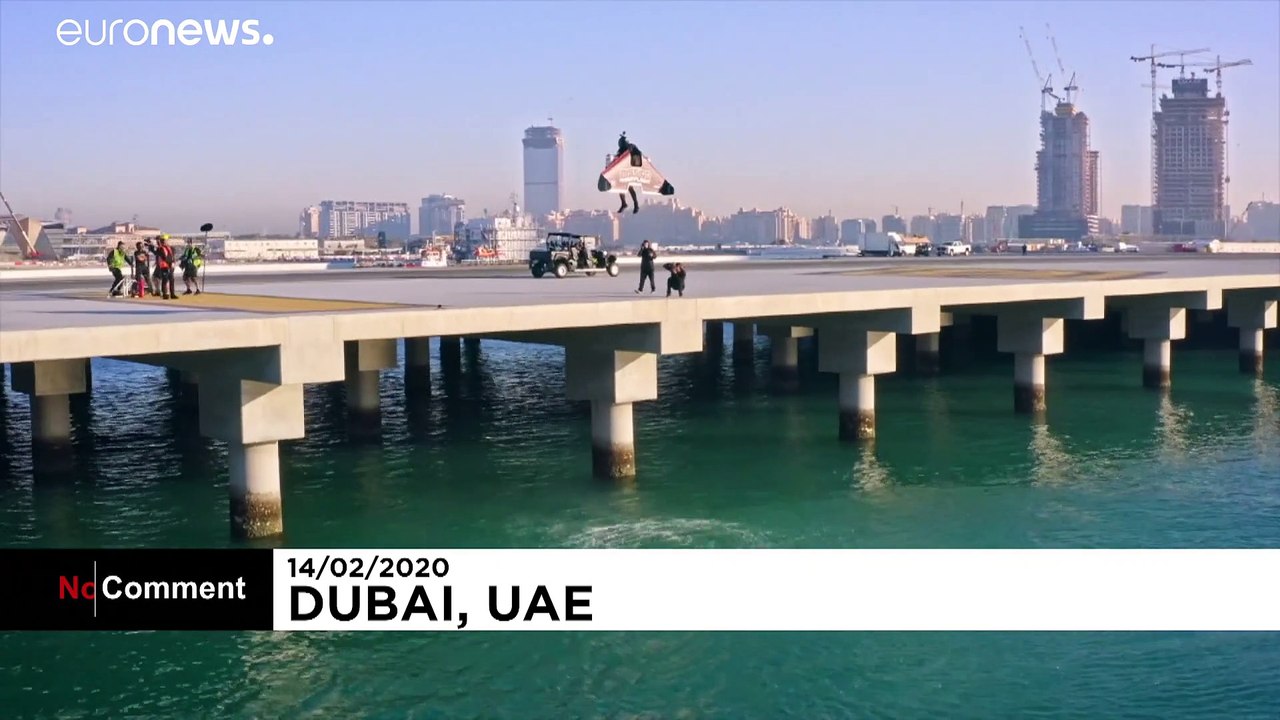 Wie eine rakete! jetman fliegt 1.800m hoch über der skyline von dubai