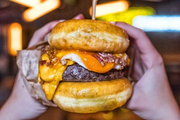 Capable de venir à bout de ce Burger Donut ?