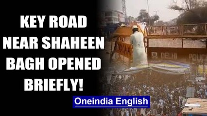 Download Video: Shaheen Bagh: UP Police reopens Noida-Delhi road shut due to anti-CAA protests briefly|Oneindia News