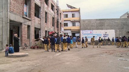 بعوائد تدوير القمامة.. مؤسسة باكستانية تنفق على تعليم 7 آلاف طفل