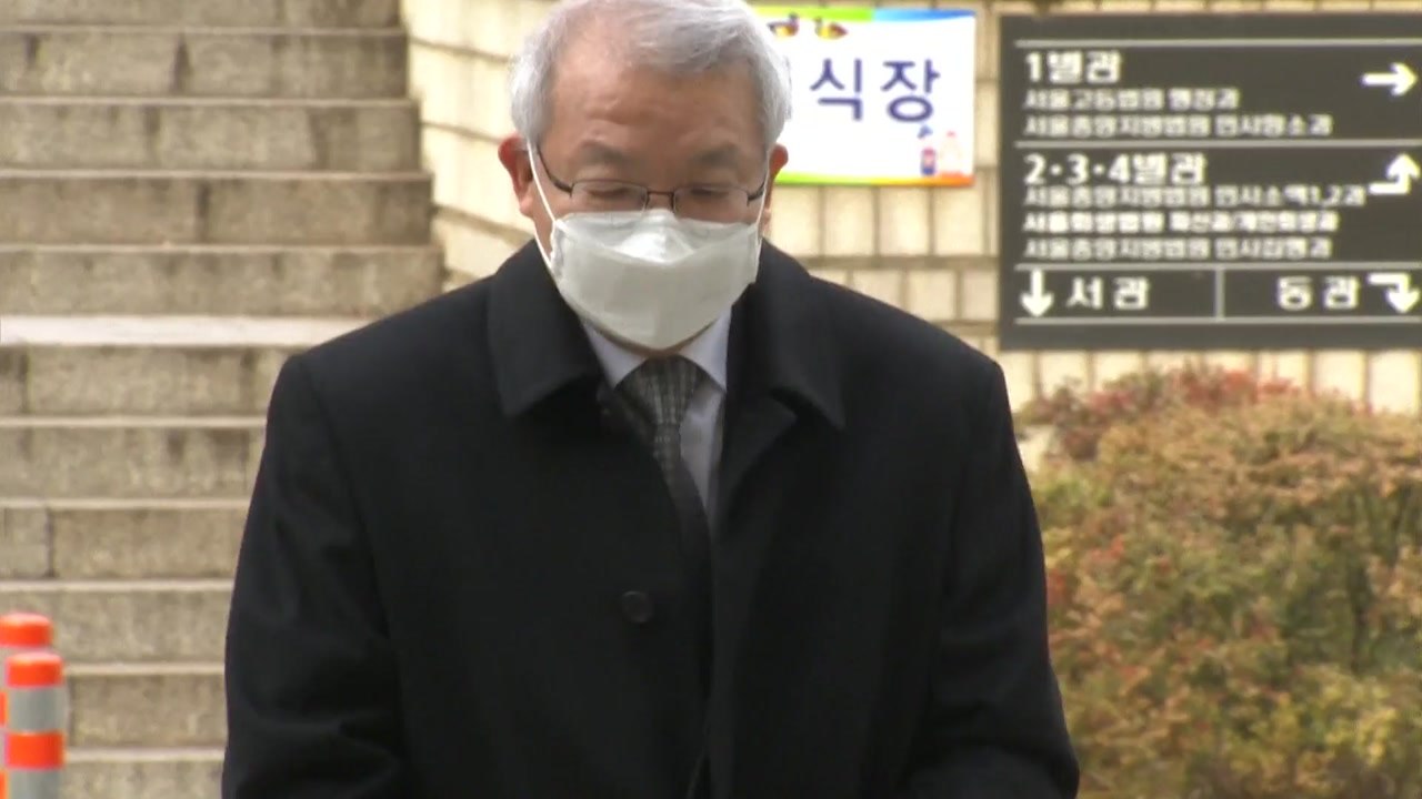 '사법농단' 양승태 재판 두 달 만에 재개...마스크 쓴 채 법정 출석 / YTN