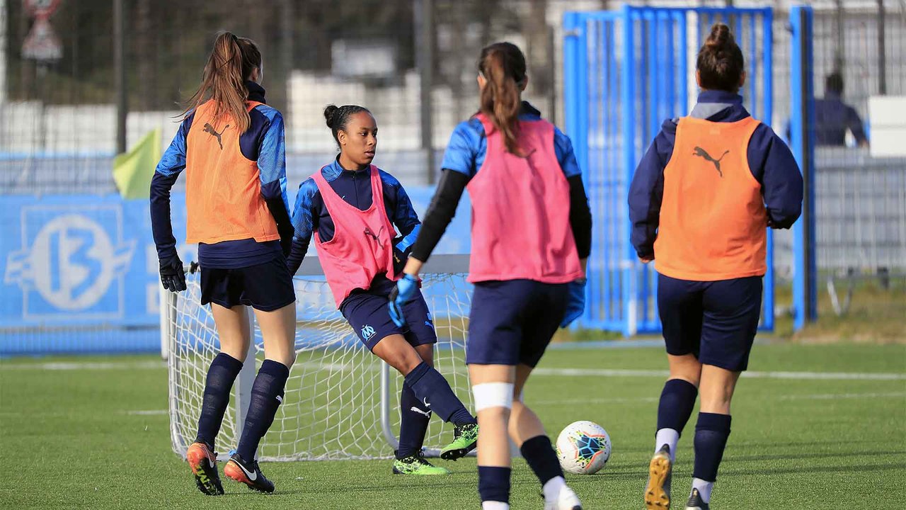 Avec les féminines avant le match contre Fleury