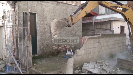 Nuk pranojnë t'u prishet muri rrethues pa leje i shtëpisë, vëllezërit nga Shëngjini rrahin në detyrë