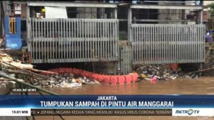 Tumpukan Sampah Terlihat di Pintu Air Manggarai