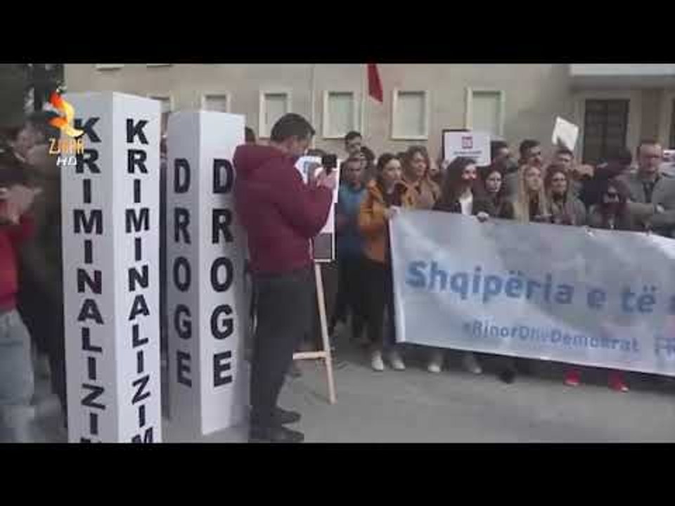 TË RINJTË E FRPD SË PROTESTË PARA KRYEMINISTRISË