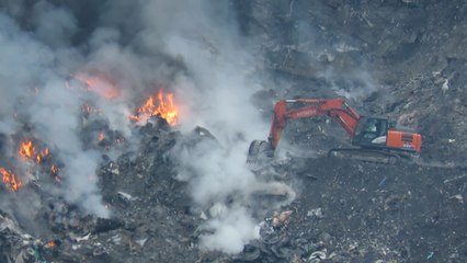 La maquinaria trata de extinguir el fuego de Zaldibar