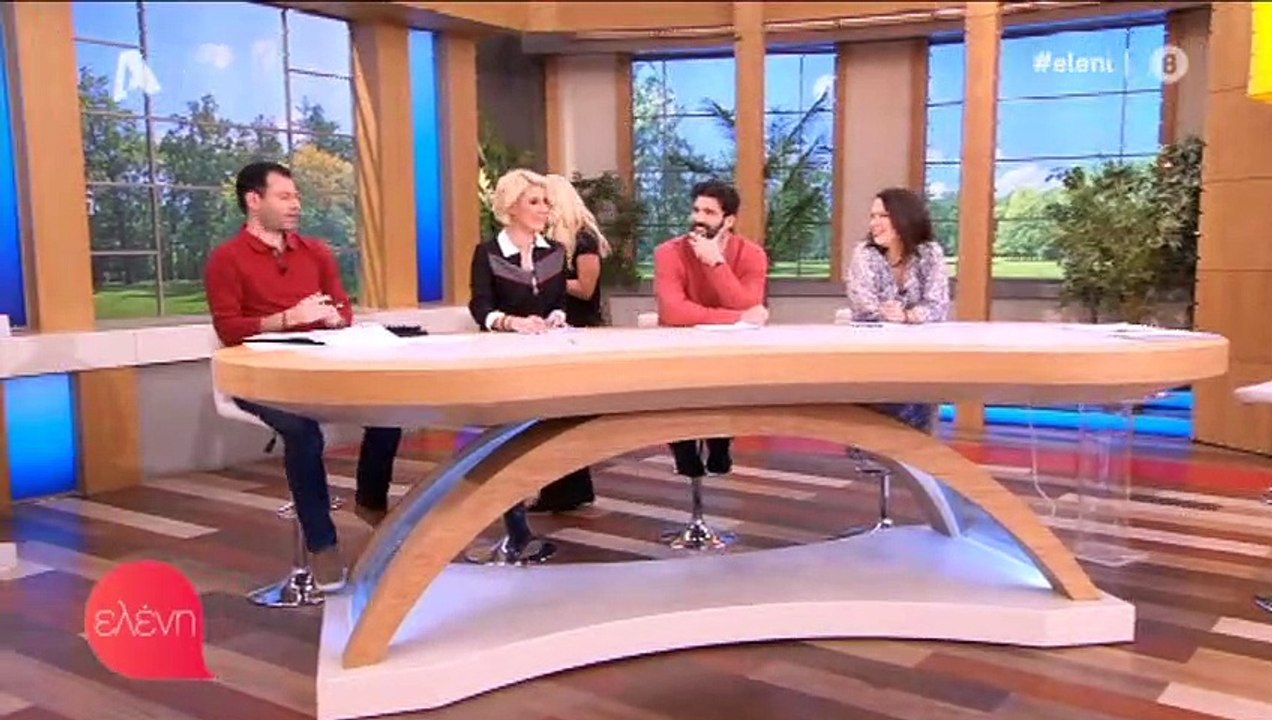Ελένη Μενεγάκη: Έδειξε on air τα μηνύματά της κ...