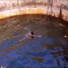 Homens amigáveis ​​salvaram a cobra de cair em um poço profundo