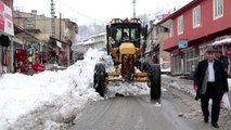 Başkale'de biriken karlar, kamyonlarla ilçe dışına taşınıyor
