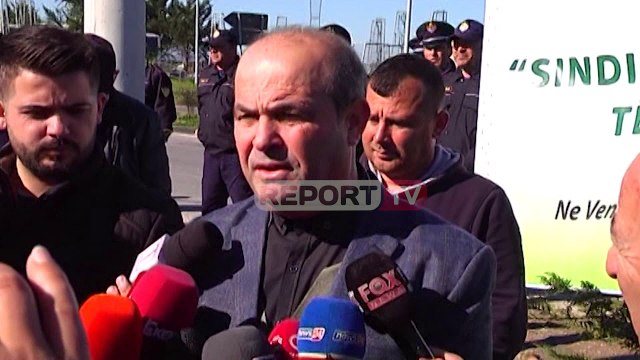 Tentojnë të bllokojnë rrugën në Lushnje, fermerët tension me policinë! Derdhin qumështin