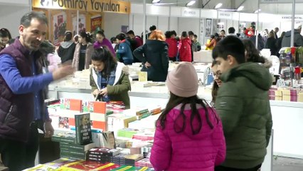 Nazilli’de açılan kitap fuarı çocuklarla şenlendi