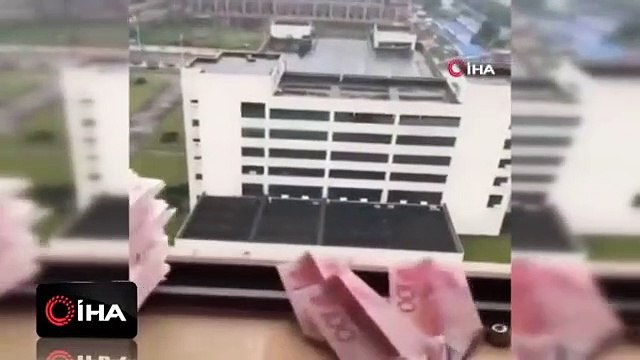 Ümitsiz bekleyiş... Karantina altındaki evlerinden paralarını camdan saçmaya başladılar